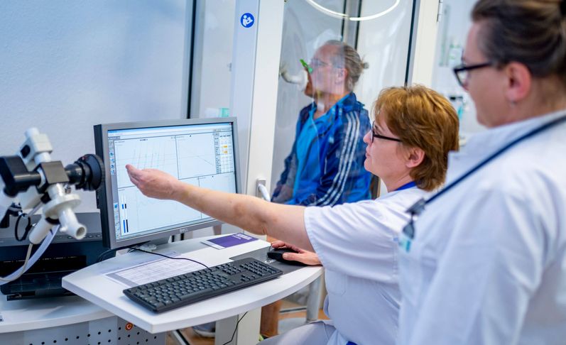 Patient beim Lungenfunktionstest