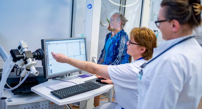 Patient beim Lungenfunktionstest Patient beim Lungenfunktionstest