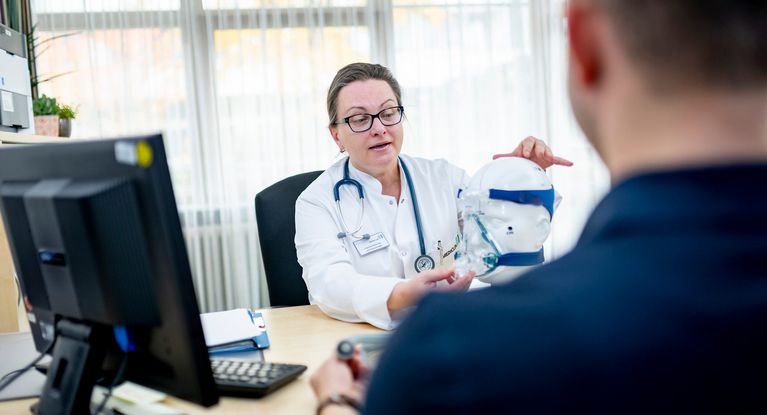 Abschlussgespräch: Ärztin erklärt Atemmaske