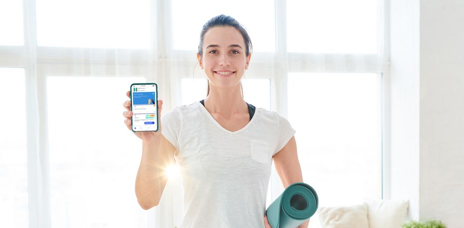 Eine Frau hält ein Handy in der Hand