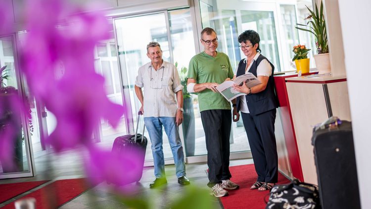 Patient am Klinikempfang