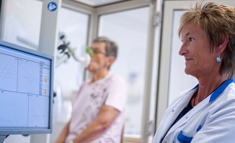 Patientin beim Lungenfunktionstest
