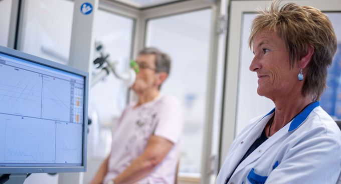 Patientin beim Lungenfunktionstest Patientin beim Lungenfunktionstest