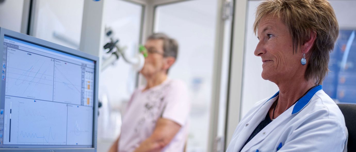 Patientin beim Lungenfunktionstest