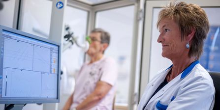 Patientin beim Lungenfunktionstest
