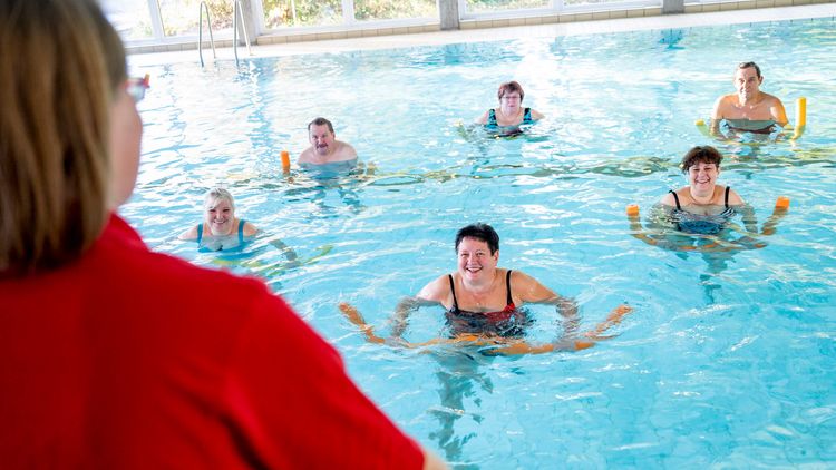 Patienten bei der Wassertherapie