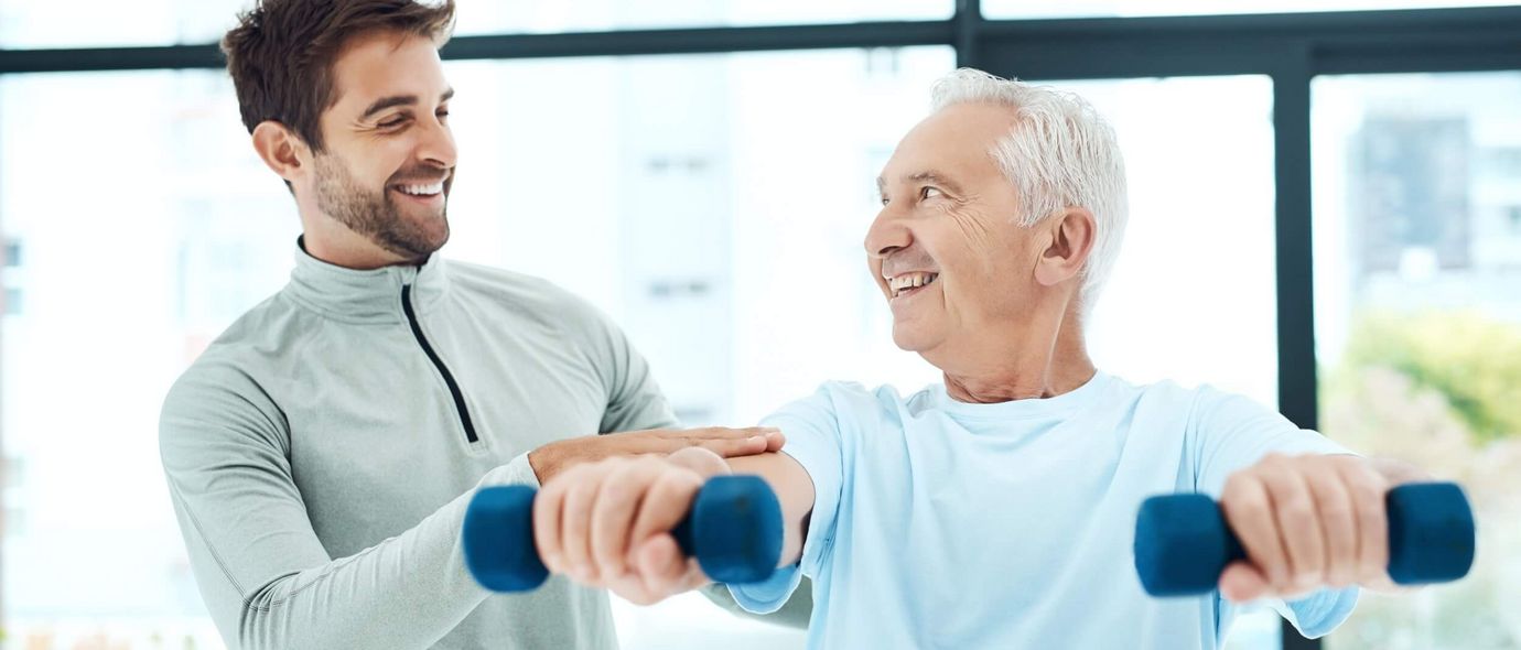 Therapeut und Patient beim Training
