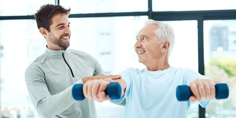 Therapeut und Patient beim Training