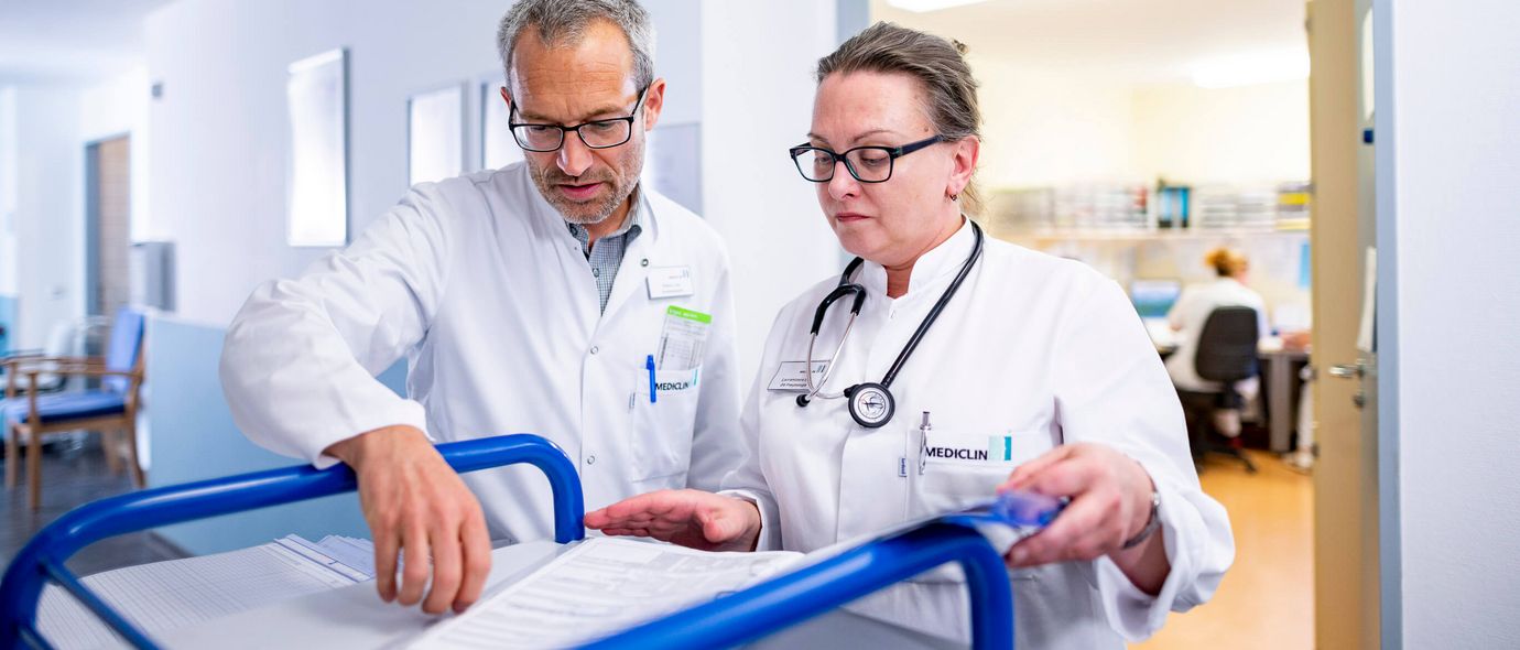 Ärzte besprechen Patientenakte