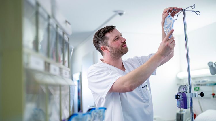 Pflegekraft hängt Infusion an