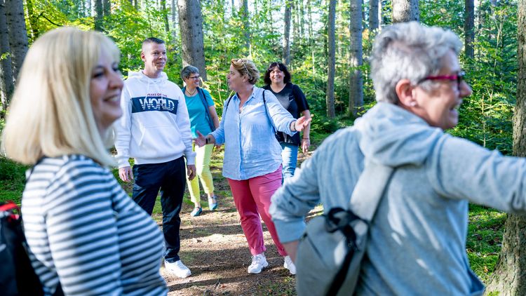 Patienten beim Spazieren im Wald