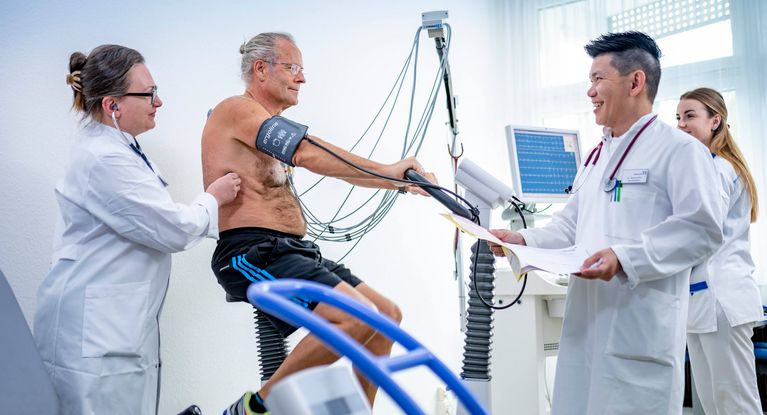 Patient beim Belastungs-EKG Patient beim Belastungs-EKG