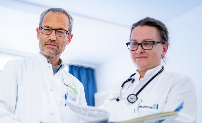 Ärzte besprechen Patientenakte