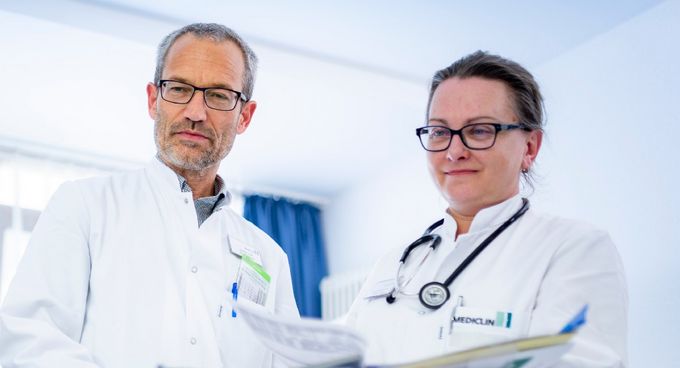 Ärzte besprechen Patientenakte Ärzte besprechen Patientenakte