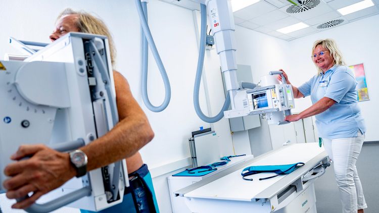 Patient beim Thorax-Röntgen