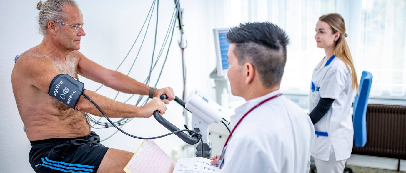 Patient beim Belastungs-EKG