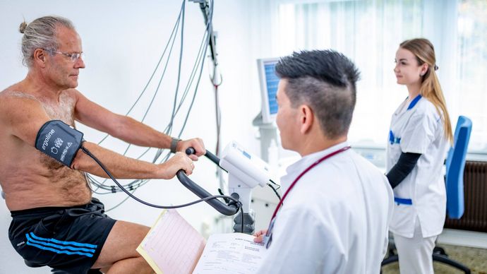 Patient beim Belastungs-EKG