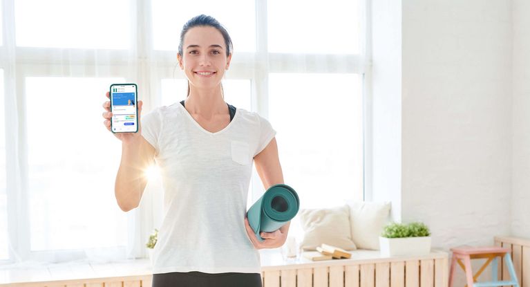 Eine Frau hält ein Handy in der Hand